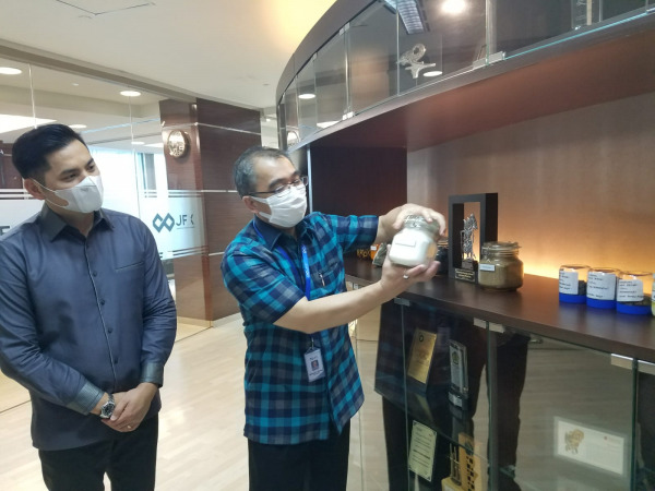 Direktur Utama JFX, Stephanus Paulus Lumintang menunjukkan salah satu komoditi yang diperdagangkan.