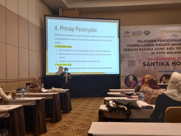 Pelaksanaan pelatihan penggunaan media pembelajaran kreatif yang digelar Universitas Ma Chung, Senin (20/12). (andika/radar malang)