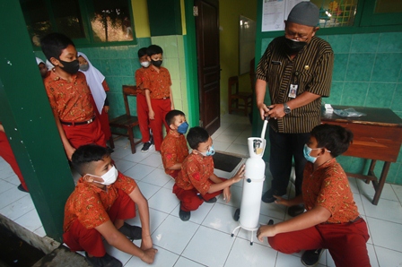 Kepala SDN Tanjungrejo 5 memperagakan cara mengoperasikan tabung oksigen