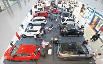 SISA SEHARI SAJA: Booth otomotif memberikan banyak tawaran menarik. Salah satunya yakni potongan harga Rp 5 juta untuk pembelian mobil seri terbaru. (suharto/radar malang)