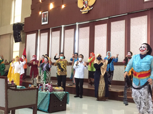 GEMBIRA RIA: Ibu-ibu anggota PKK Kota Batu bergoyang bersama dalam acara peringatan Hari Ibu di Balai Kota Among Tani kemarin (8/12).