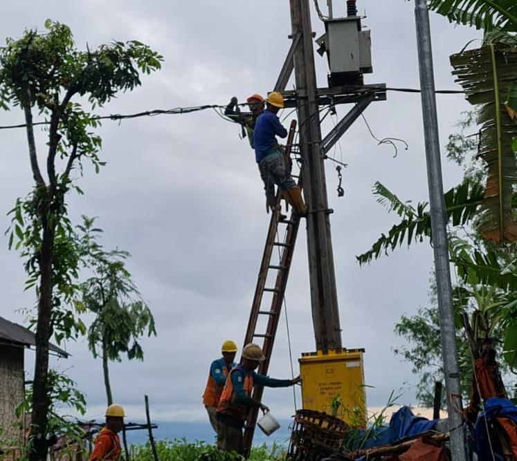 SIAGA: PLN UP3 Malang sedang melakukan perbaikan pada tegangan Listrik di area Kabupaten Malang. (PLN UP3 Malang for Radar Malang)