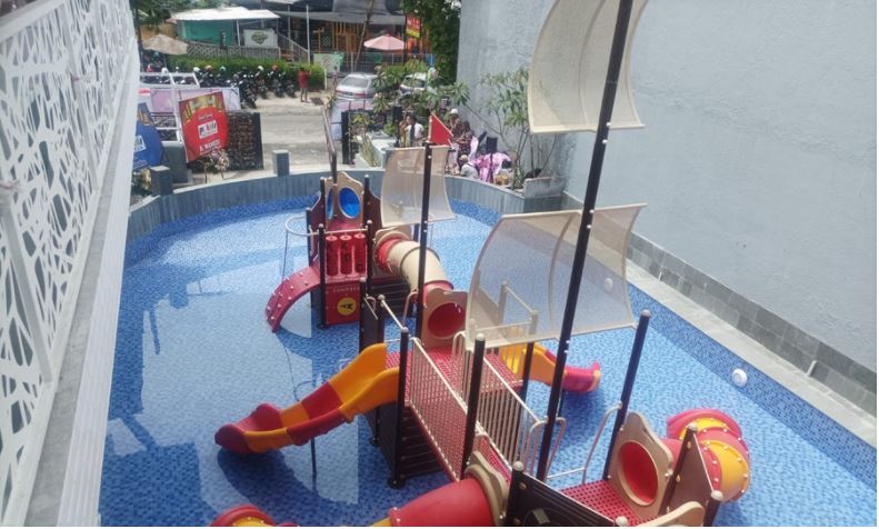 BARU: Playground berbentuk kapal Nabi Nuh, sehingga terlihat sangat tematik. Sementara di lantai bawah ini, para orang tua bisa menunggu anak-anaknya bermain di kolam sambil menikmati makanan ringan di kantin yang telah disediakan. (Prokids For Radar Mala