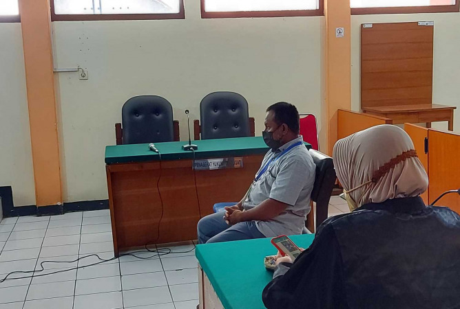 GARA-GARA EMOSI: Syaiful Imam mendengarkan hakim yang membacakan hukuman lima bulan penjara untuk dirinya.