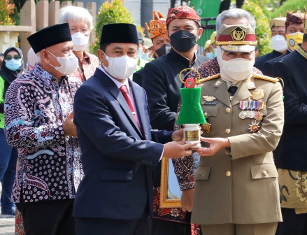 NIHIL KECELAKAAN KERJA: Asisten Pemerintahan dan Kesra Setda Kabupaten Malang Suwadji (kiri) menerima penghargaan dari Gubernur Jatim Khofifah Indar Parawansa, Rabu lalu (12/1)