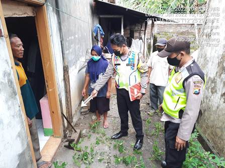 Polisi sebelum mengevakuasi jasad nenek yang tewas di rumahnya, kemarin