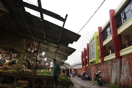 PASAR TRADISIONAL: Gedung baru Pasar Sumedang di Kepanjen ini siap ditempati oleh para pedagang. Pemkab Malang berjanji dalam waktu dekat ini pedagang akan segera menempati bangunan baru.