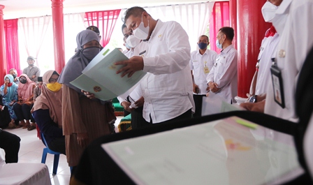 LEBIH TERJAMIN: Wakil Bupati Didik Gatot Subroto menyerahkan sertifikat tanah kepada warga dalam program PTSL, Rabu (12/1).