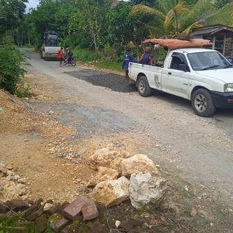 INFRASTRUKTUR: Tim dari Balai Besar Pelaksanaan Jalan Nasional (BBPJN) Jatim-Bali mulai melakukan perbaikan ruas jalan di Desa Srigonco, Kecamatan Bantur, Kabupaten Malang. (Darmono/Radar Malang)