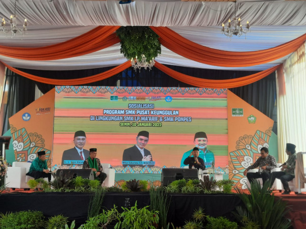 BERPRESTASI: Dirjen Pendidikan Vokasi Kemendikbud-Ristek Wikan Sakarinto ST MSc PhD (dua dari kiri) mendengarkan Kadisdik Jatim Dr Ir Wahid Wahyudi MT dalam sosialisasi program SMK Pusat Unggulan di halaman SMK NU Sunan Ampel Poncokusumo, kemarin.