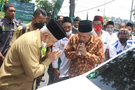 HARLAH: Bupati Malang Drs H M. Sanusi MM (kiri) saat bertemu Ketua PWNU Jatim KH Marzuki Mustamar dalam Harlah Ke-69 NU di Kantor MWC NU Kecamatan Pakis, kemarin (31/1).