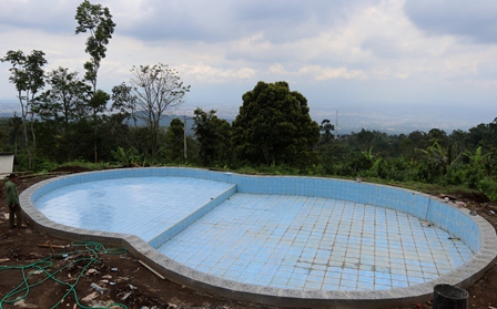 EKSOTIK: Kolam anak-anak di area wisata alam Gunung Putri Tidur, Desa Dalisodo, Kecamatan Wagir, Kabupaten Malang yang masih dalam tahap pembangunan. (DARMONO/RADAR MALANG)