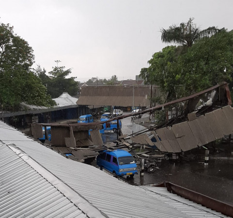 RUSAK RINGAN: Angkot yang tertimpa atap akibat terpaan angin kencang Senin sore (17/1/2022). (Ist)
