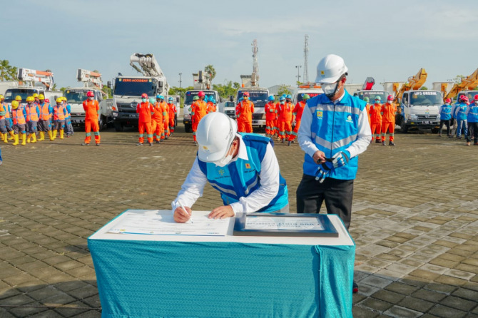 Penandatanganan komitmen zero accident pada acara apel bulan K3 Nasional 2022, Rabu (26/1/2022).  (PLN UID Jatim For Radar Malang)