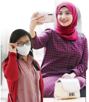 BETAH: Raharimalala Narindraniaiana Eliosa (kiri) dan Shimaa Fouad berada di Kota Malang sejak 2019. Selama pandemi, keduanya belum pernah pulang ke negara asalnya. (darmono/ Radar Malang)