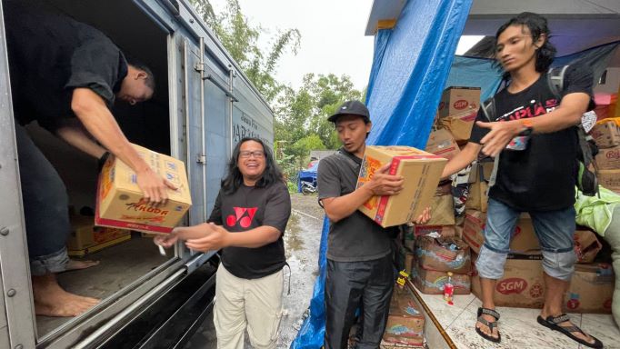 SALURKAN BANTUAN - PFI Malang menyalurkan bantuan Minyak Goreng Kuda pada korban Erupsi Semeru di Candi Puro, Kabupaten Lumajang, Sabtu (15/1/2022). Dok PFI Malang