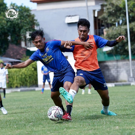 TAMBAH KEKUATAN: Rizky Dwi Febrianto (kanan) sudah bergabung dengan latihan Arema FC. Bersama dengannya, ada Kushedya Hari Yudo dan Dedik Setiawan yang juga sudah bergabung latihan. (Media Officer Arema FC For Radar Malang)