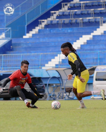 SIAP FIGHT: Untuk beberapa pertandingan ke depan, Arema FC hanya akan memiliki Teguh Amiruddin dan Andriyas Francisco di pos penjaga gawang. (Media Officer Arema FC For Radar Malang)