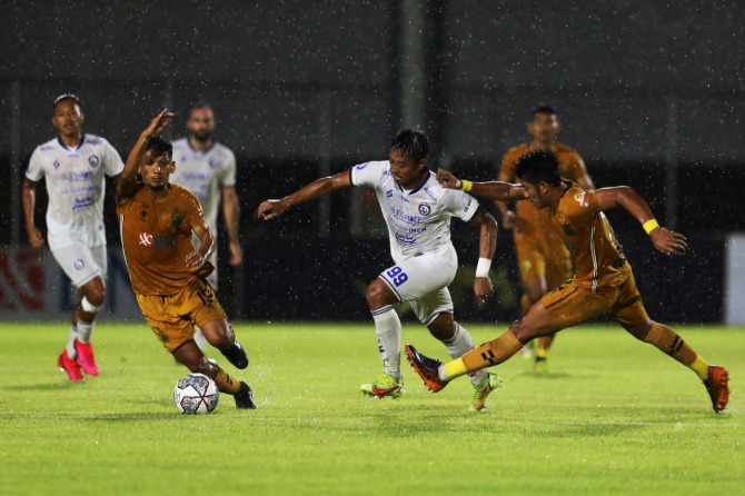 BELUM PUAS: Kushedya Hari Yudo (tengah) berusaha menghindari sergapan dari dua pemain Bhayangkara FC di laga Minggu malam (9/1). Pada pertandingan itu, dia belum mampu menyumbangkan gol. (Haritsah Almudatsir / Jawa Pos)