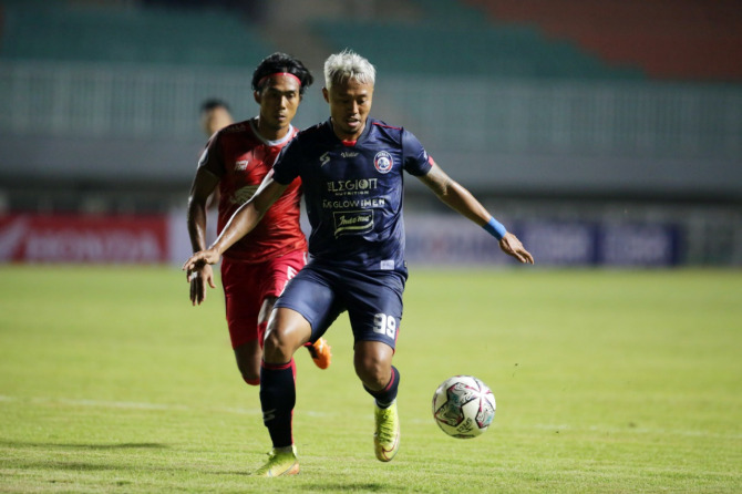 BERTEMU KAWAN LAMA: Kushedya Hari Yudo langsung turun di pertandingan pertama Arema FC musim ini melawan PSM Makassar. (Salman Toyibi / Jawa Pos)