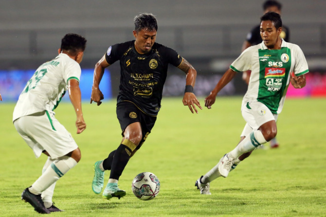 KEMBALI MENEPI: Kushedya Hari Yudo (tengah) saat turun di laga melawan PSS Sleman, beberapa waktu lalu. Dia saat ini tengah mengalami dua cedera. (Haritsah Almudatsir / Jawa Pos)
