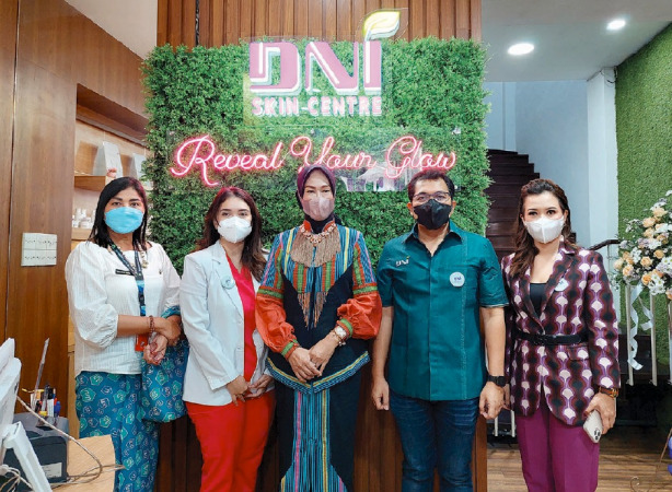 binti n rosidah/radar malang JUJUKAN: Ketua TP PKK Kota Malang Widayati Sutiaji (tengah) foto bersama Kadisporapar Kota Malang I Made Ida Ayu Wahyuni (kiri), CEO DNI Skin Centre dr I Gusti Nyoman Darmaputra (dua dari kanan) dan dokter spesialis kulit DNI
