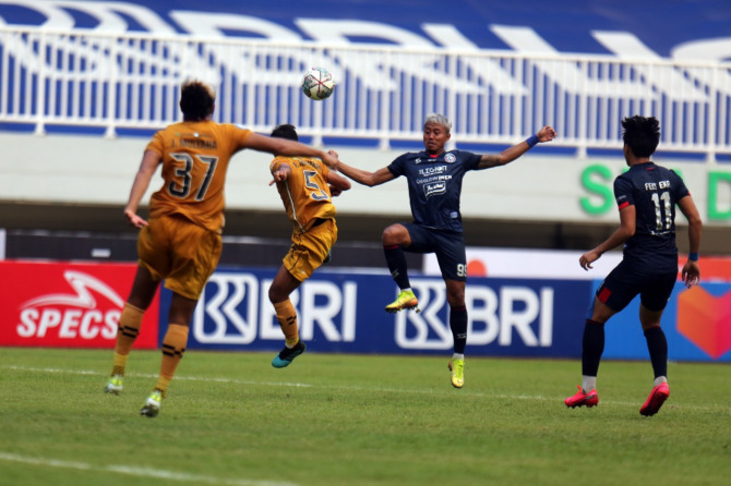 LOCAL PRIDE: Kushedya Hari Yudo berjibaku dengan pemain Bhayangkara FC, beberapa waktu lalu. Dia menjadi salah satu contoh jebolan Akademi Arema yang berguna untuk timnas. (SALMAN TOYIBI / JAWA POS)