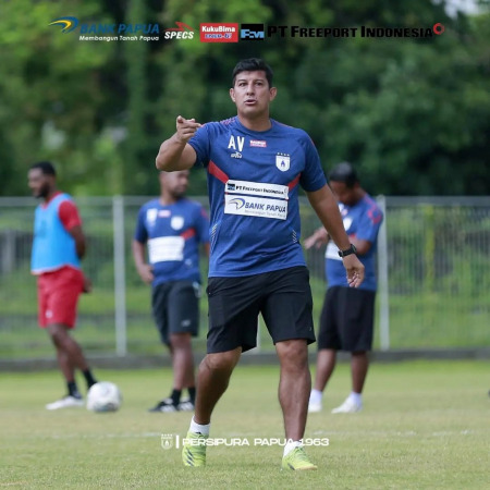 PUNYA KENANGAN: Pelatih Kepala Persipura Jayapura Angle Alfredo Vera melatih anak asuhnya di Bali. (Instagram Persipura Jayapura)