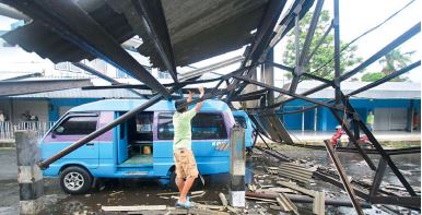 APES: Salah satu mobil angkot jurusan ArjosariMergosonoGadang tertimpa kanopi Terminal Aerjosari yang ambruk kemarin (17/1). (suharto/radar malang)