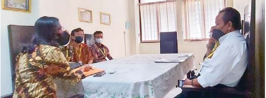 CARI JALAN TENGAH: Mediasi pertama sengketa hak waris dilakukan antara pihak penggugat dan tergugat di Pengadilan Negeri Malang Kamis lalu (6/1/2022).