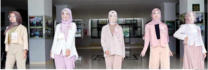 TES KECAKAPAN: Lima peserta Duta Hijab Radar Malang berpose setelah mengikuti wawancara terbuka di Universitas Islam Malang kemarin (30/1). (darmono/radar malang)
