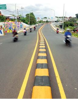BUKAN LAGI JALAN ALTERNATIF: Jalan Mayjen Sungkono sepanjang 3,5 Km sudah menjadi jalan utama. Karena itu status jalan segera dinaikkan. (darmono/radar malang)