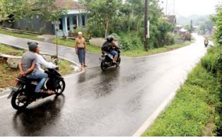 BANYAK DIKELUHKAN: Setelah diperbaiki lebih dari 35 hari, ruas Jalan KH Malik Dalam di Kelurahan Buring, Kecamatan Kedungkandang, kembali mulus. (darmono/radar malang)