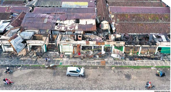 LUDES: Sejumlah kios di sisi selatan di Pasar Bululawang, Kabupaten Malang tampak hangus setelah terbakar pada Minggu dini hari (16/1). (darmono/radar malang)