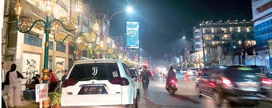 DIUNDUR: Rencana Pemkot Malang untuk melakukan uji coba satu arah di Kajoetangan Heritage tampaknya harus ditahan dulu. Sebabnya adalah penolakan dari warga yang semakin tinggi. ( Photo By Radar Malang)