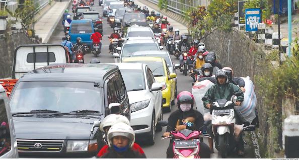 BUTUH SOLUSI: Suasana kemacetan di Jalan Ranugrati, Sawojajar, Kota Malang ini sudah menjadi pemandangan umum selama bertahun tahun dan belum ada solusi. (darmono/radar malang)