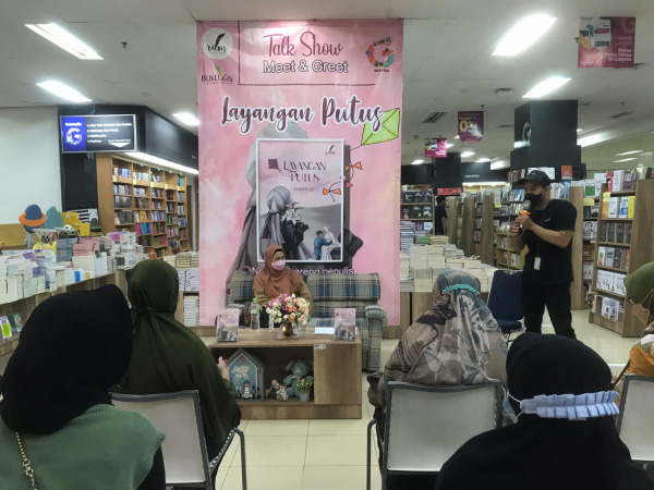 PECINTA NOVEL: Eka Nur Prasetyawati atau dikenal dengan nama pena Momy ASF menyapa penggemarnya di salah satu toko buku di Kota Malang, kemarin.