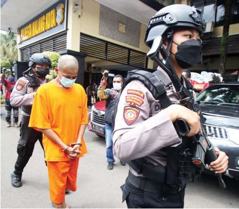 JADI PESAKITAN: Yahya, pemilik sanggar sekaligus pelatih tari tradisional yang mencabuli murid-muridnya, kini menjadi tahanan Polresta Malang Kota. (suharto/radar malang)