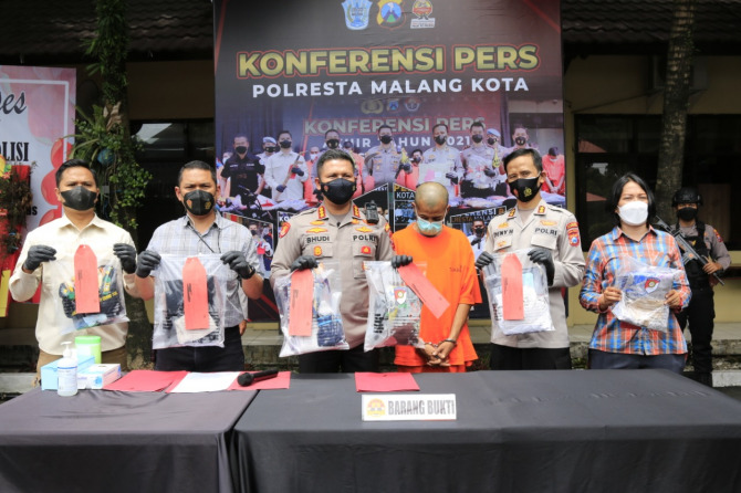 GELAR PERKARA: Konferensi pers ungkap kasus perkara tindak pidana persetubuhan dan pencabulan terhadap anak oleh Kapolresta Malang Kota Kombespol Budi Hermanto, Kamis kemarin (20/1/2022 ). (Suharto/Radar Malang)