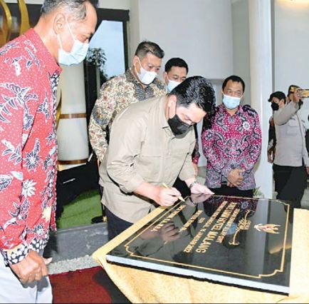 UNIT BISNIS: Menteri Badan Usaha Milik Negara (BUMN) Erick Thohir menandatangani prasasti peresmian Hotel Rayz Universitas Muhammadiyah Malang Sabtu (16/1). (umm for radar malang)
