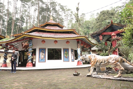 WISATA RELIGI: Kawasan Gunung Kawi ini menjadi salah satu objek wisata yang kerap dikunjungi wisatawan lokal maupun mancanegara.