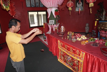 HARI RAYA: Salah satu pengunjung sembahyang di Vihara Keraton Gunung Kawi, Desa Balesari, Kecamatan Ngajum, kemarin (1/2).