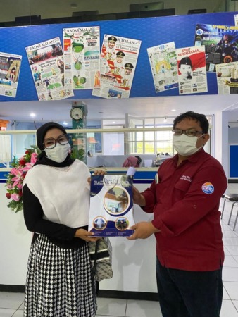 Director PT Akademi Smart Indonesia (SIA) Tanti Widia Nurdiani (kiri) menerima cenderamata dari Direktur Radar Malang Tauhid Wijaya