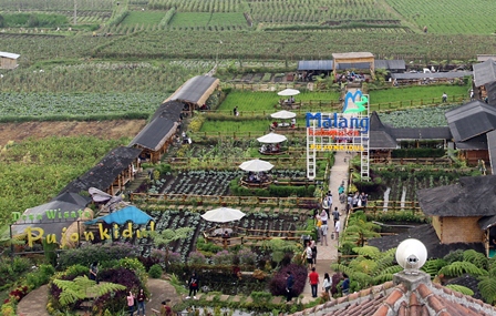 BERKAH WISATA:Para wisatawan bersantai di Desa Wisata Pujon Kidul, Kecamatan Pujon, Kabupaten Malang. Kuliner dan toko oleh-oleh di kawasan ini dipasok warga sekitar. (DARMONO/RADAR MALANG)