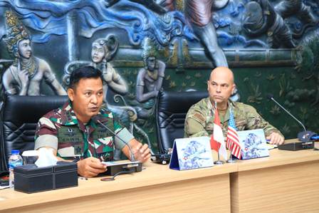 KERJA SAMA: Danwing 2 Kolonel Lanud Abd. Saleh Pnb Erwin Sugiandi (kiri) saat menerima delegasi dari United States Pasific Air Force (US PACAF), Amerika Serikat, kemarin.