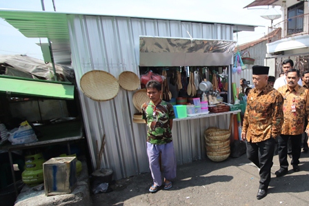 Bupati Malang H M. Sanusi saat meninjau pasar relokasi yang baru dibangun, pada 2019 lalu