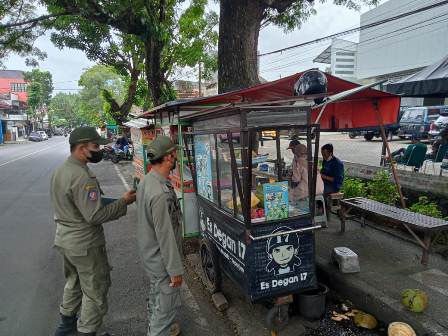 PENERTIBAN: Satpol PP Kabupaten Malang saat menertibkan pedagang di depan RS Wava Husada, kemarin.