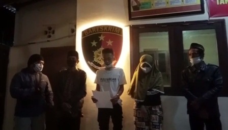 pelaku dan korban saat mediasi di kantor Polsek Karangploso, kemarin.