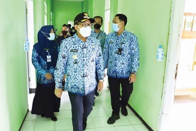 CEK LOKASI: Wali Kota Malang Drs H Sutiaji bersama pejabat di RSUD Kota Malang ketika meninjau kesiapan fasilitas isolasi mandiri di Sanggar Kegiatan Belajar (SKB) Kota Malang, kemarin (17/2/2022).  (Rofiah/Radar Malang)