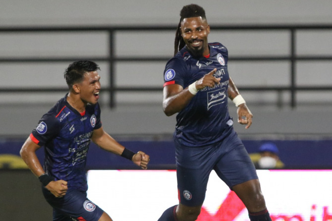 HENGKANG: Carlos Fortes saat melawan PSM Makassar beberapa waktu lalu. Dia akhirnya hijrah ke PSIS Semarang   (Riana Setiawan / Jawa Pos)